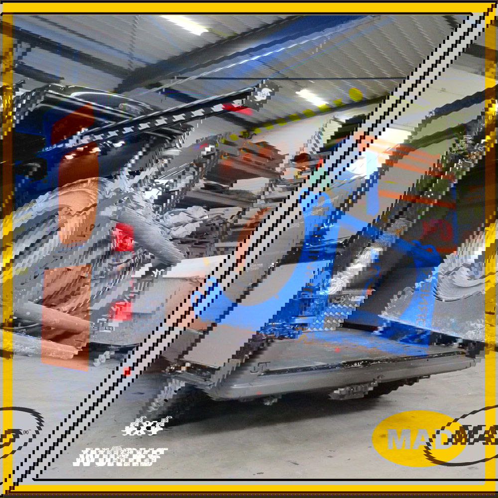 Van lifting and loading crane for vans and trailers