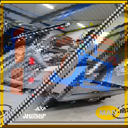 Van lifting and loading crane for vans and trailers